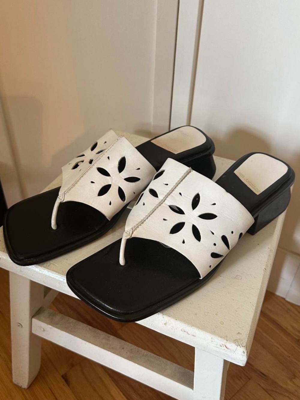 Enzo Angiolini White and Black Cutout Thong Sandals size 10